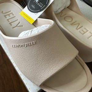 COPY - EXCELLENT CONDITION; USED ONLY ONCE  DURING MY VACATION.